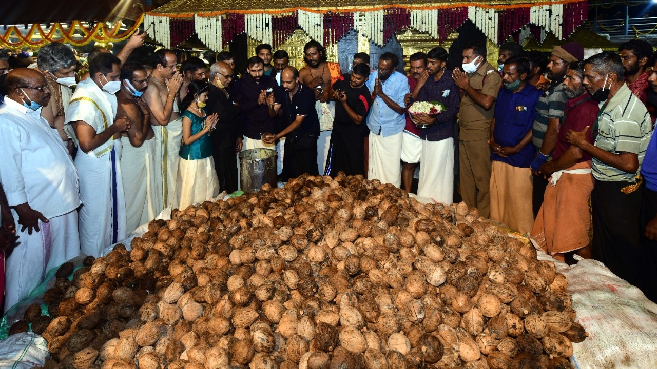 ഉണ്ണികൃഷ്ണന്‍ പോറ്റിയുടെ പണപ്പിരിവ് നെയ്യഭിഷേകത്തിലും; നെയ്‌ത്തേങ്ങകള്‍ ശേഖരിച്ച് അഭിഷേകം നടത്തി നല്‍കുന്നതില്‍ പിരിച്ചത് ലക്ഷക്കണക്കിന് രൂപ